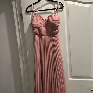 NWOT new without tag Lulu’s pleated pink dress